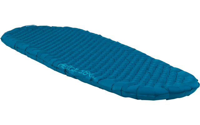 Blauwe gebreide trui op witte achtergrond