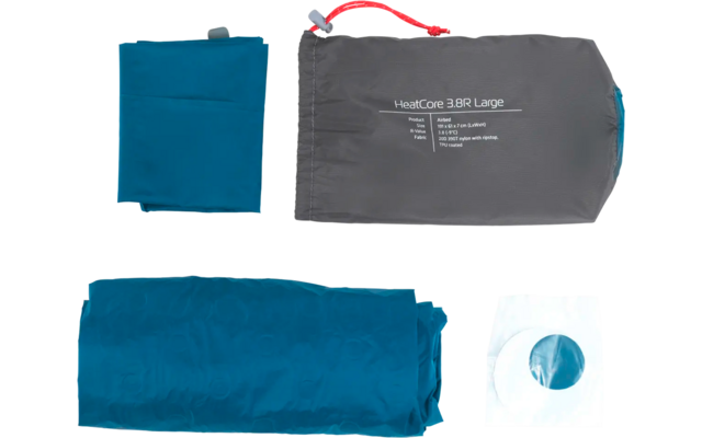 Drie blauwe reisartikelen: een opvouwbare tas, een grijze pouch met ritssluiting en een opgerolde blauwe doek of kledingstuk, evenals een wit rond voorwerp met een blauwe midden