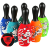 Fünf bunte Bowling-Pins mit verschiedenen Mustern und eine schwarze Bowlingkugel mit rotem Streifen