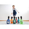 Kind steht neben sechs bunten Bowling-Pins, posiert mit erhobenem Daumen