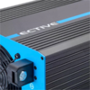 Close-up van een zwart en blauw elektronisch apparaat met koelvinnen