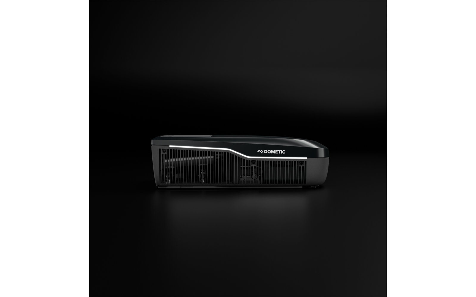 Schwarzes rechteckiges Gerät mit Lüftungsgittern und Schriftzug 'DOMETIC' auf dunklem Hintergrund