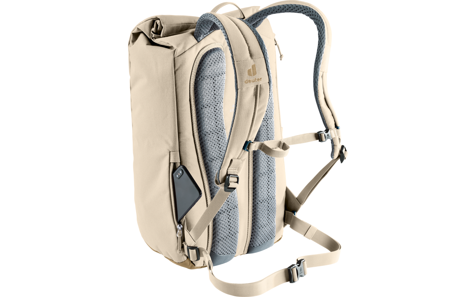 Beiger Rucksack, Rückenteil mit grauer Netzpolsterung, zwei gepolsterte Schultergurte mit verstellbaren Riemen und Schnallen, Brustgurt, Tragegriff oben, seitliche Tasche mit teilweise sichtbarem schwarzem Smartphone, Rolltop-Verschluss