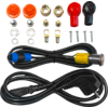 Zwei aufgewickelte schwarze Kabel mit Steckern, mehrere metallische Kabelschuhe, Muttern, Schrauben und farbige Schutzkappen auf weißem Hintergrund