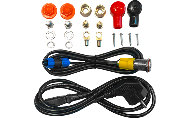 Zwei aufgewickelte schwarze Kabel mit Steckern, mehrere metallische Kabelschuhe, Muttern, Schrauben und farbige Schutzkappen auf weißem Hintergrund