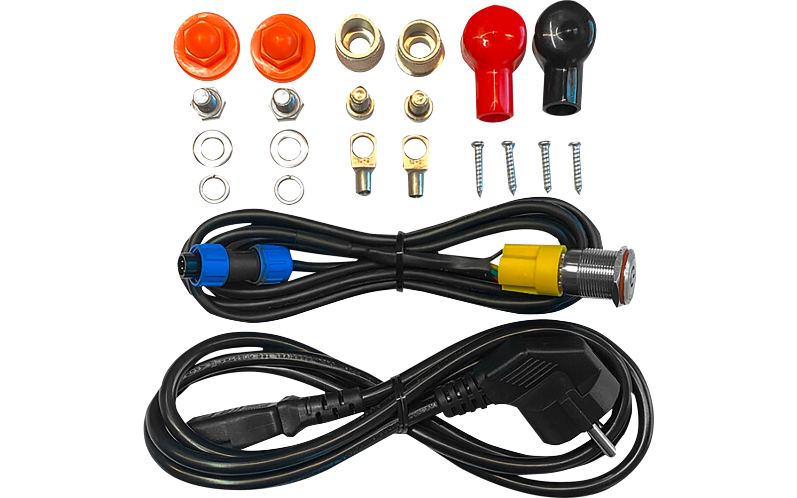 Zwei aufgewickelte schwarze Kabel mit Steckern, mehrere metallische Kabelschuhe, Muttern, Schrauben und farbige Schutzkappen auf weißem Hintergrund