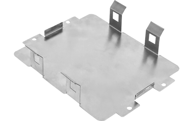 Flache rechteckige Metallplatte mit vier kleinen Bohrlöchern an den Ecken, ausgeschnittenen Kanten und zwei aufrechten Laschen, matte silberne Oberfläche