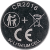 Ronde zilveren knoopcel met 'CR2016' bovenaan, pictogram van volwassene en kind in een cirkel, plusteken, doorstreepte vuilnisbak, groot 'CE' en '3V LITHIUM CELL' onderaan