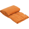 Opgevouwen oranje deken met gestikt patroon