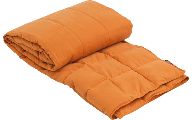 Opgevouwen oranje deken met gestikt patroon