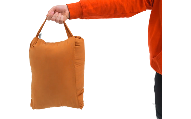 Hand houdt oranje tas met handvat vast