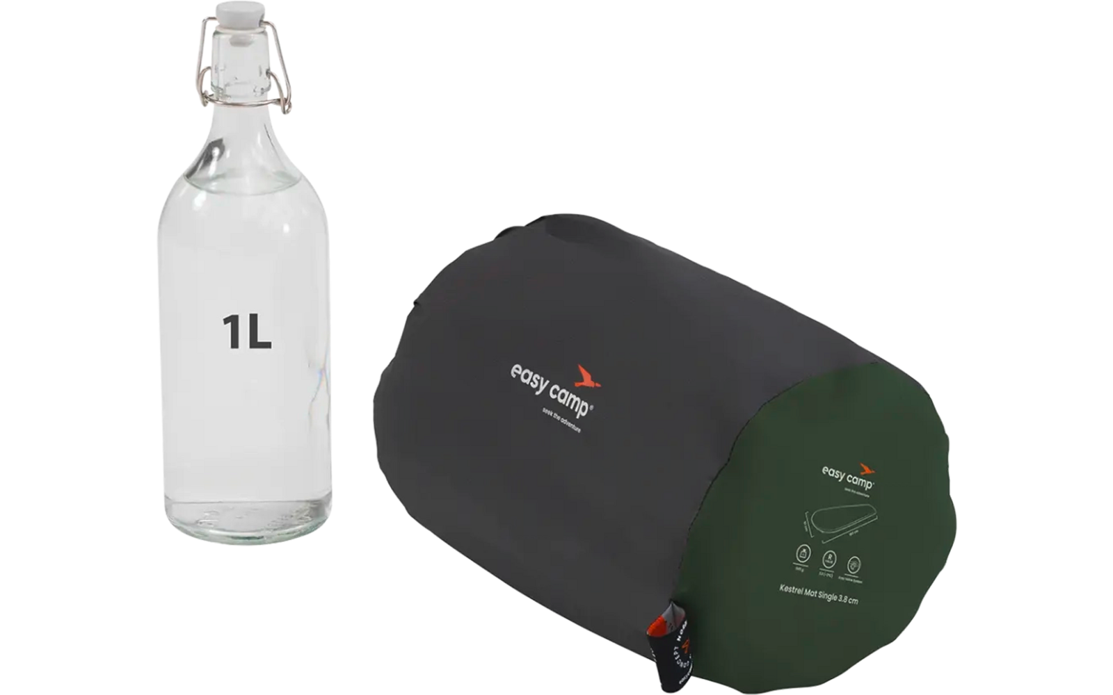 Eine 1-Liter-Glasflasche neben einer zusammengefalteten schwarzen und grünen Tasche