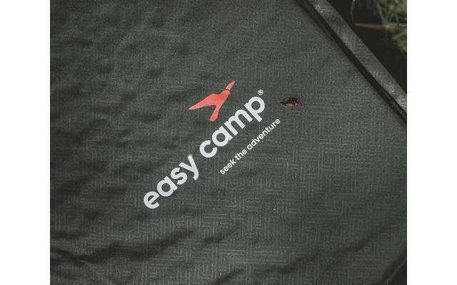 Logo mit Schriftzug easy camp auf einem grauen Stoff