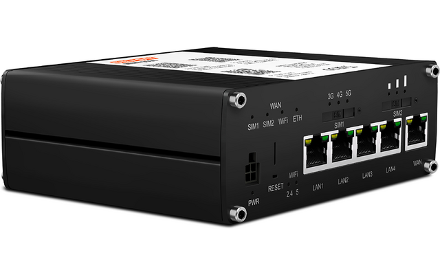 Schwarzes rechteckiges Metallgehäuse mit vier Ethernet-Ports (LAN1–LAN4), Status-LEDs, weiteren Anschlussöffnungen, Schrauben an den Ecken und Aufkleber mit Text oben