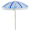 Blau-weiß gestreifter Sonnenschirm mit Fransen und Holzstange