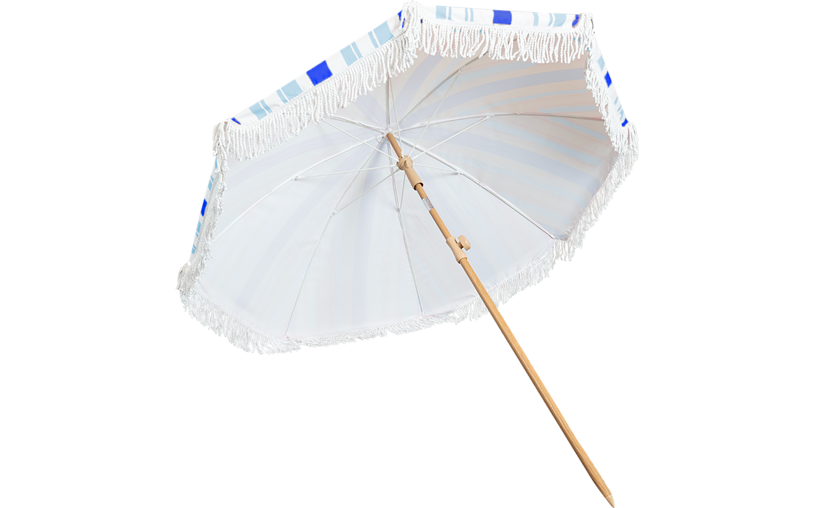 Aufgespannter Sonnenschirm mit weißer Bespannung, hellblauen Streifen am Rand, weißen Fransen und hölzernem Stab, von unten sichtbar