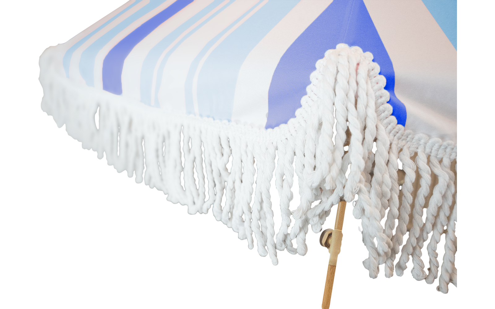 Schräg angeschnittenes blau-weiß gestreiftes Schirmdach mit weißen Fransen und sichtbarem Holzstiel auf weißem Hintergrund