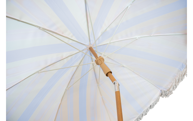 Unterseite eines aufgeklappten Sonnenschirms mit hell gestreiftem Stoff, Holzstange und Fransen am Rand