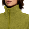 Close-up van het ondergezicht (lippen, kin), kort bruin haar, groene sherpa-fleecejas met rits en hoge kraag