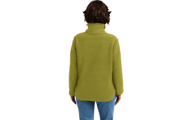 Achteraanzicht van een persoon met kort bruin haar die een olijfgroene fleecejas met hoge kraag en een blauwe spijkerbroek draagt