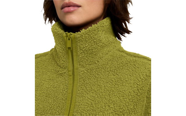 Close-up van het ondergezicht (lippen, kin), kort bruin haar, groene sherpa-fleecejas met rits en hoge kraag