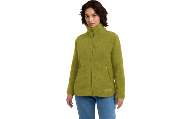 Persoon met kort donker haar draagt een olijfgroene fleecejas met hoge kraag, ritssluiting en zijzakken met rits, en een blauwe spijkerbroek op een witte achtergrond