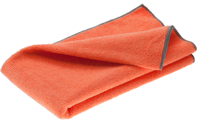 Gefaltetes orangefarbenes Tuch mit grauem Rand auf weißem Hintergrund