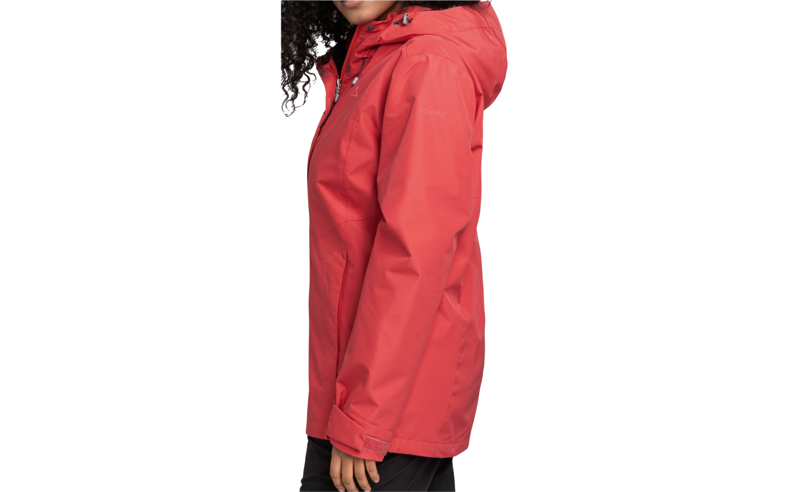 Person trägt eine rote Regenjacke, seitliche Ansicht