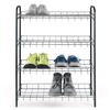 Étagère à chaussures en métal avec quatre niveaux portant différentes chaussures