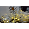 Lichterkette mit kleinen, warmweißen LED-Lampen vor unscharfem Hintergrund