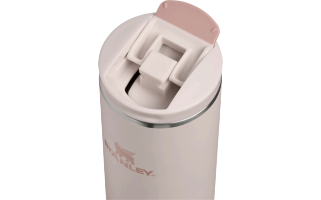 Hoher hellrosa-cremefarbener Becher mit sichtbarem 'Stanley'-Logo, Klappdeckel mit offener Trinköffnung und silbernem Rand