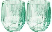 Zwei grüne, facettierte Gläser ohne Inhalt