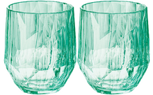 Twee groene facetten glazen zonder inhoud