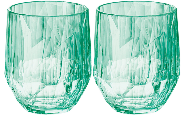 Twee groene facetten glazen zonder inhoud