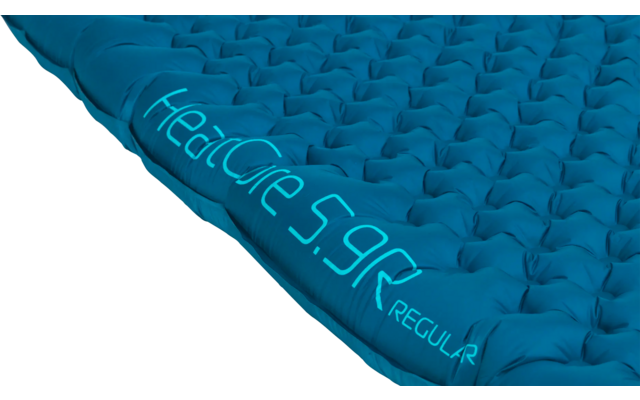 Blauwe plastic mat met verhoogde nopjes en tekstlogo