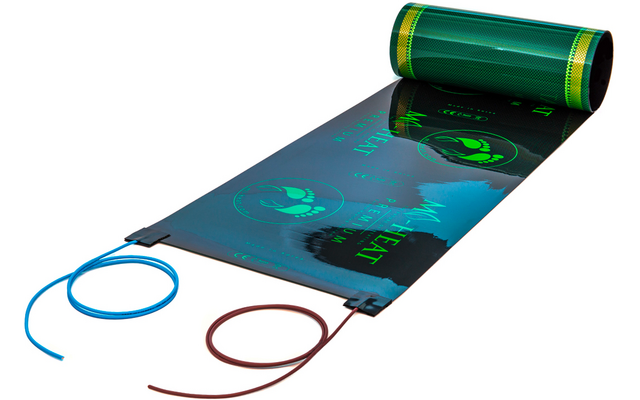 Teilweise aufgerollte schwarze Folie mit grünen Aufdrucken, an einem Ende zwei Kabel (blau, braun), weißer Hintergrund