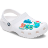 Zueco blanco con cinco adornos de zapato coloridos: gafas de sol amarillo-verde, gafas de sol turquesa-azul, chanclas rosas, sombrero de sol azul y flor rosa-azul