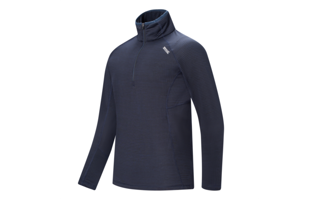 Pull bleu foncé à manches longues, col montant et demi-fermeture éclair, motif quadrillé texturé, petit logo blanc sur la poitrine haute, fond blanc