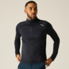Homme portant un haut de sport bleu foncé à manches longues, zip court et petit logo blanc sur fond clair
