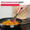 Main tient une spatule noire à tête rouge en train de remuer du riz sauté aux légumes dans une poêle noire sur la cuisinière; manique beige matelassée en arrière‑plan; texte rouge 'ERGONOMISCHER GRIFF' et 'LANGER GRIFF FÜR SICHERE HANDHABUNG' en haut
