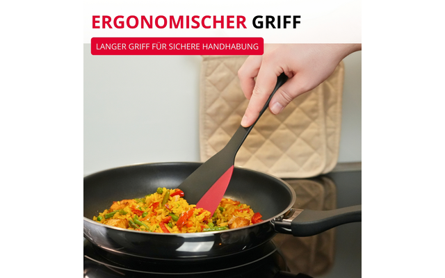 Main tient une spatule noire à tête rouge en train de remuer du riz sauté aux légumes dans une poêle noire sur la cuisinière; manique beige matelassée en arrière‑plan; texte rouge 'ERGONOMISCHER GRIFF' et 'LANGER GRIFF FÜR SICHERE HANDHABUNG' en haut