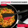 Racloir de poêle noir avec tête rouge dans une poêle contenant du riz jaune, petits pois, haricots verts et morceaux de poivron rouge sur une plaque de cuisson noire. Textes : 'WESTMARK PFANNENSCHABER', '24 CM LANG', 'TEMPERATURBESTÄNDIG BIS 200°C'