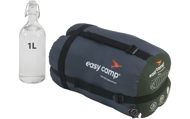 Een fles van 1 liter naast een zwarte elektrische luchtpomp met een oranje logo