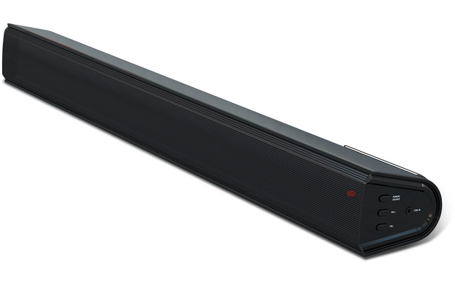 Lange schwarze Soundbar-Lautsprecherleiste mit schwarzem Frontgitter, abgeschrägter rechter Seite mit drei Tasten, einem Anschluss und einer kleinen roten Leuchte auf weißem Hintergrund