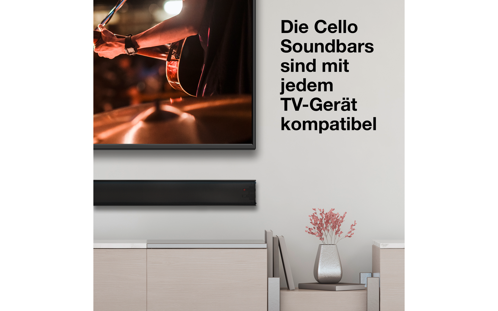 TV mit Nahaufnahme einer Gitarre und Händen, darunter schwarze Soundbar, niedriges Sideboard mit Vase und rosa Blumen; rechter Wandtext: Die Cello Soundbars sind mit jedem TV-Gerät kompatibel