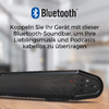 Bluetooth-Logo oben, sichtbarer deutscher Text, schwarze Soundbar auf Holzoberfläche, unscharfer Wohnraum im Hintergrund