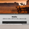 Fernsehbildschirm mit roter Felslandschaft und einer Person auf einem Pferd am Rand einer Felsklippe; darunter eine schwarze Soundbar auf einem hellen Schrank; auf der Wand steht Maße: 819mm (W) x 97mm (H) x 84mm (D)