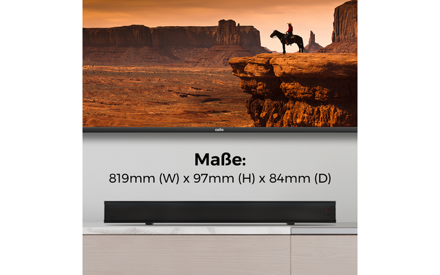 Fernsehbildschirm mit roter Felslandschaft und einer Person auf einem Pferd am Rand einer Felsklippe; darunter eine schwarze Soundbar auf einem hellen Schrank; auf der Wand steht Maße: 819mm (W) x 97mm (H) x 84mm (D)