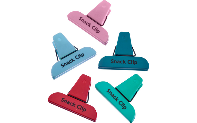 Cinco pinzas de plástico de colores (rosa, azul claro, azul verdoso oscuro, rojo, verde azulado) con la inscripción negra Snack Clip sobre fondo blanco