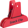 Pinza para snacks roja de plástico con resorte metálico negro, texto 'Snack Clip' en el lateral, fondo blanco